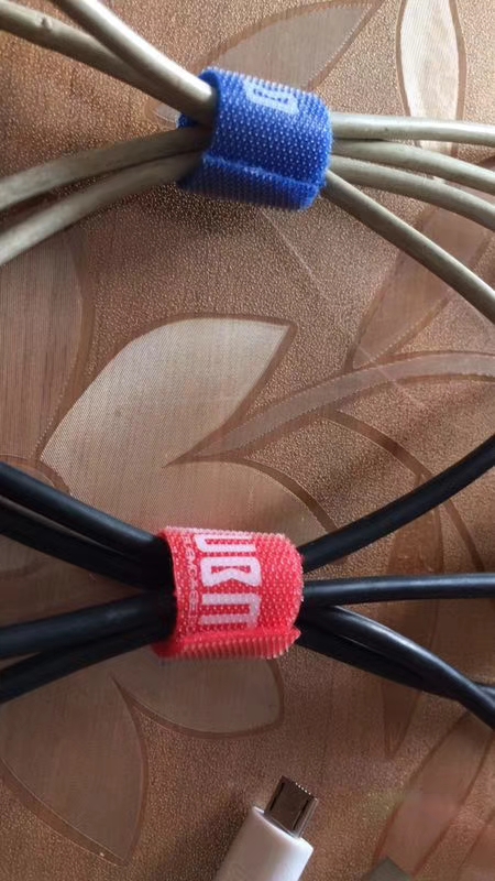 深圳市瑞鴻富科技有限公司是集于研發(fā)生產(chǎn)尼龍粘扣帶魔術貼、射出勾魔術貼、蘑菇頭魔術貼、細軟勾魔術貼、勾毛同體魔術貼、不抓毛魔術貼、發(fā)卷帶魔術貼、高周波電壓魔術貼、阻燃型防火魔術貼、背靠背粘扣帶魔術貼捆綁帶魔術貼扎帶、背膠沖型魔術貼、松緊彈力魔術貼、、3M魔術貼、魔術布/OK布、注塑袖口魔術貼、3D VR眼鏡頭帶、運動器材魔術貼、醫(yī)用魔術貼、數(shù)據(jù)線收納皮扣、研磨片魔術貼、特殊魔術貼等產(chǎn)品為粘扣扎帶提供最好的解決方案定制加工的大型廠家之一