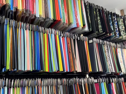 &ldquo;科技、時(shí)尚、綠色、高端&rdquo; 鴻岳紡織步入校服、沖鋒衣面料的良性發(fā)展軌道