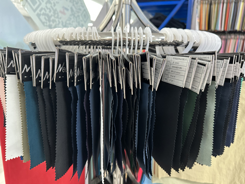 &ldquo;科技、時(shí)尚、綠色、高端&rdquo; 鴻岳紡織步入校服、沖鋒衣面料的良性發(fā)展軌道