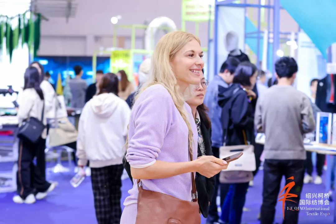 世界紡織看中國(guó)，中國(guó)紡織在柯橋。2023中國(guó)紹興柯橋國(guó)際紡織品面輔料博覽會(huì)（春季）正式于4月26日-28日在紹興國(guó)際會(huì)展中心啟幕。  圖片  圖片  作為國(guó)內(nèi)紡織面料三大展會(huì)之一的紹興柯橋國(guó)際紡博會(huì)，在浙江大地全面實(shí)施&ldquo;地瓜經(jīng)濟(jì)&rdquo;提能升級(jí)&ldquo;一號(hào)開放工程&rdquo;的大背景下，緊緊圍繞打造&ldquo;國(guó)際紡織會(huì)展中心&rdquo;這一目標(biāo)，以紡織產(chǎn)業(yè)的主要驅(qū)動(dòng)者，時(shí)尚領(lǐng)域的重要引領(lǐng)者，可持續(xù)發(fā)展的有力推進(jìn)者，開拓創(chuàng)新，勇毅前行。  圖片  圖片  圖片  本屆紡博會(huì)由中國(guó)紡織工業(yè)聯(lián)合會(huì)、中國(guó)紡織品進(jìn)出口商會(huì)指導(dǎo)，中國(guó)商業(yè)聯(lián)合會(huì)主辦，紹興市柯橋區(qū)中國(guó)輕紡城建設(shè)管理委員會(huì)、紹興市柯橋區(qū)會(huì)展業(yè)發(fā)展中心承辦，紹興市柯橋區(qū)中國(guó)輕紡城展會(huì)有限公司、上海歌華展覽服務(wù)有限公司具體執(zhí)行。設(shè)展位1505個(gè)，參展企業(yè)702家，展覽面積達(dá)2.8萬(wàn)平方米，比去年同比增長(zhǎng)20%以上，分為紡織面料展區(qū)、高端面料展區(qū)、進(jìn)口面料展區(qū)和時(shí)尚設(shè)計(jì)展區(qū)四大展區(qū)，同期舉辦繡花及提花特色展。主要展品為紡織面料（輔料）、紡織后整理、家用紡織品、創(chuàng)意設(shè)計(jì)等。本屆紡博會(huì)還將配套舉辦&ldquo;數(shù)字紡博&rdquo;活動(dòng)和&ldquo;科技創(chuàng)星&middot;布凡時(shí)尚&rdquo;2023中國(guó)面料之星啟動(dòng)儀式暨服裝品牌需求精準(zhǔn)對(duì)接會(huì)等多場(chǎng)配套活動(dòng)，全力為紡織人打通線上貿(mào)易對(duì)接與國(guó)外流行信息獲取的有效通道，助力企業(yè)轉(zhuǎn)型發(fā)展，拓展經(jīng)貿(mào)合作路徑。  圖片  圖片  圖片  &ldquo;地瓜經(jīng)濟(jì)&rdquo;的實(shí)質(zhì)是開放式經(jīng)濟(jì)，對(duì)其提能升級(jí)是要全面、高水平開放，紹興柯橋國(guó)際紡博會(huì)舉辦至今已20多年，由小做大，由大做強(qiáng)，始終堅(jiān)持扎根本地，內(nèi)外開放格局。本屆展會(huì)是紹興柯橋國(guó)際紡博會(huì)通過(guò)全球展覽業(yè)協(xié)會(huì)（UFI）認(rèn)證后的首展。正值跨境人員交往全面恢復(fù)，為進(jìn)一步展示&ldquo;國(guó)際紡都&rdquo;形象，開拓海外市場(chǎng)，確立&ldquo;打造國(guó)際紡博會(huì)&rdquo;新定位，展會(huì)著力引進(jìn)國(guó)外紡織企業(yè)參展。新加坡金鷹集團(tuán)旗下Sateri（賽得利集團(tuán)）、韓國(guó)DI Dongil、DH TEX、意大利Lafonte、日本東洋紡依翡絲等共計(jì)11家境外企業(yè)，以及山東魏橋、魯泰紡織、山東南山智尚、木林森、無(wú)錫一棉、科旺紡織、紹興乾雍等10余家國(guó)內(nèi)紡織產(chǎn)業(yè)頭部企業(yè)和國(guó)家面料基地企業(yè)確認(rèn)到場(chǎng)參展。  圖片  圖片  圖片  開年以來(lái)，紡博會(huì)籌委會(huì)工作人員先后赴義烏、杭州等地開展招商，3月份分別赴廣西-東盟國(guó)際紡織服裝產(chǎn)業(yè)博覽會(huì)（南寧）、第二屆潮汕服博會(huì)、上海面料展、柯橋紡博會(huì)海外展（韓國(guó)站）等紡織專業(yè)展會(huì)和廣州中大市場(chǎng)開展邀觀工作。并利用采購(gòu)商數(shù)據(jù)庫(kù)，通過(guò)郵件、短信、電話等方式進(jìn)行定向邀約，已向采購(gòu)商發(fā)送短信20萬(wàn)余條，郵件24余萬(wàn)封，電話邀約4000余人以上。定向邀約獅丹努集團(tuán)、紅豆集團(tuán)、博洋家紡、永寧爾集團(tuán)、東方集團(tuán)、青島圣美爾集團(tuán)、河南新野紡織等10余家知名紡織服裝企業(yè)，中國(guó)十佳設(shè)計(jì)師施杰、郝佳、葉建英、吳吉、姚峰等5位設(shè)計(jì)師及其團(tuán)隊(duì)，expo promoter團(tuán)組、河南服裝協(xié)會(huì)團(tuán)組、武漢服裝協(xié)會(huì)團(tuán)隊(duì)、廣州國(guó)際創(chuàng)新谷聯(lián)合會(huì)團(tuán)組等赴展會(huì)現(xiàn)場(chǎng)參觀采購(gòu)。  圖片  圖片  圖片  圖片  圖片  本屆紡博會(huì)期間，將舉辦20余場(chǎng)線上線下采購(gòu)對(duì)接會(huì)及紡織論壇活動(dòng)，其中線上&ldquo;數(shù)字紡博&rdquo;系列將舉辦3場(chǎng)圍繞國(guó)際貿(mào)易主題的專家講座，線上采購(gòu)對(duì)接會(huì)計(jì)劃邀約意大利、法國(guó)、俄羅斯、加拿大、巴西、韓國(guó)、越南等國(guó)，和國(guó)內(nèi)廣州、深圳、青島等地的15家采購(gòu)商與80家紡博會(huì)參展企業(yè)進(jìn)行線上供需對(duì)接。服裝品牌需求精準(zhǔn)對(duì)接會(huì)將邀請(qǐng)70余家紡織集群地優(yōu)秀服裝品牌、服裝工廠、設(shè)計(jì)師等與紡博會(huì)參展商及柯橋紡織企業(yè)共同參與,進(jìn)一步增強(qiáng)線上線下商貿(mào)對(duì)接實(shí)效。同時(shí)，現(xiàn)場(chǎng)還將舉辦 &ldquo;中國(guó)面料之星系列活動(dòng)&rdquo;和柯橋國(guó)際紡博會(huì)海外云商展（歐洲站）啟動(dòng)儀式，柯橋外商集市走進(jìn)紡博會(huì)等活動(dòng)，進(jìn)一步提升紹興柯橋國(guó)際紡博會(huì)為產(chǎn)業(yè)服務(wù)的功能，擴(kuò)大行業(yè)影響力。
