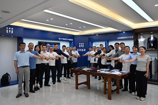 二十位業(yè)內(nèi)大咖齊聚鄭州，共商校服高品質(zhì)發(fā)展大計