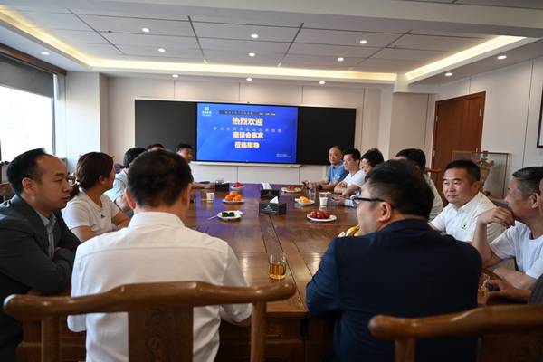 二十位業(yè)內(nèi)大咖齊聚鄭州，共商校服高品質(zhì)發(fā)展大計