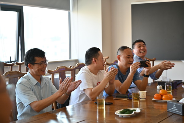 二十位業(yè)內(nèi)大咖齊聚鄭州，共商校服高品質(zhì)發(fā)展大計