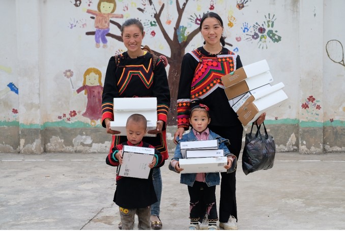 益路攜手 守護(hù)未來 蘭精纖維向愛慕公益基金會(huì)捐贈(zèng)愛心物品