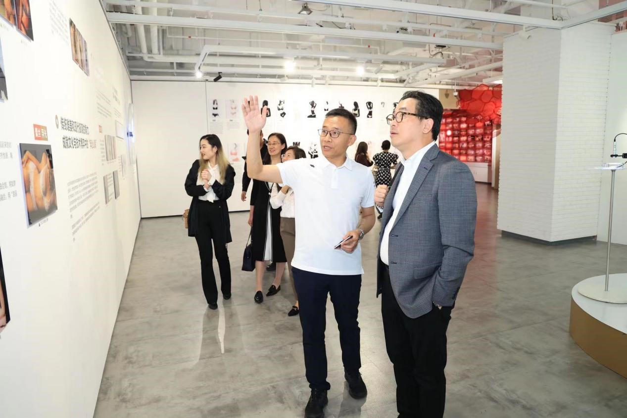 益路攜手 守護(hù)未來 蘭精纖維向愛慕公益基金會(huì)捐贈(zèng)愛心物品