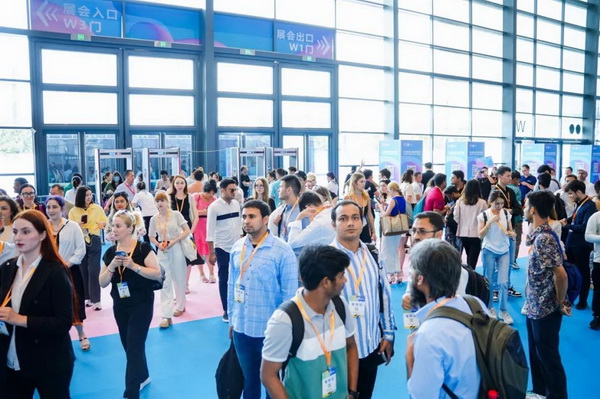  7月26日，第五屆中國（紹興）紡織新材料展在紹興國際會展中心拉開帷幕。500家企業(yè)參展，首日5000多名專業(yè)觀眾入場，展會炙熱的對接氛圍有如7月的氣浪，使行業(yè)快速升溫。海內(nèi)外企業(yè)積極響應(yīng)，原料龍頭企業(yè)高 &ldquo;復(fù)參率&rdquo;，歷經(jīng)五屆的新材料展有何獨(dú)特魅力？ 圖片  圖片  會展品質(zhì)乘勢而上   本屆新材料展獲得UFI國際展覽協(xié)會認(rèn)證，是工信部、商務(wù)部組織的2023年&ldquo;優(yōu)供給促升級&rdquo;系列活動之一，基于往屆資源優(yōu)勢，對展覽規(guī)劃、買家邀約、會務(wù)聯(lián)動等進(jìn)行了全線融合升級，展會品質(zhì)躍升，煥發(fā)新的風(fēng)采。展會由中國長絲織造協(xié)會、紹興市商務(wù)局、中國國際貿(mào)易委員會紹興市委員會、中國國際商會紹興商會、紹興市柯橋區(qū)會展業(yè)發(fā)展中心主辦，浙江三博會展股份有限公司聯(lián)合主辦，紹興市柯橋區(qū)中國輕紡城展會有限公司承辦，紹興市經(jīng)信局、浙江省紡織面料設(shè)計(jì)協(xié)會、七彩云、紹興市紡織行業(yè)協(xié)會協(xié)辦。  圖片  圖片  開幕盛況  國際展商同臺賽寶   本次展會共500家展商參展，設(shè)新材料、新織造、新設(shè)備、新面料四大特色展區(qū)，有超10萬款科技纖維、創(chuàng)新面料、紡機(jī)設(shè)備在展會發(fā)布。魏橋紡織、昆山東利、興發(fā)化纖、吉林化纖、通用新材料、德州恒豐、佳人新材料、浙江興發(fā)、紹興國周、鐠美科等知名紡織龍頭企業(yè)參展。紹興新昌紡機(jī)產(chǎn)業(yè)展團(tuán)、湖州長興織造產(chǎn)業(yè)展團(tuán)、諸暨繡花機(jī)械產(chǎn)業(yè)展團(tuán)、上虞染化料助劑產(chǎn)業(yè)展團(tuán)等區(qū)域展團(tuán)亮相。本屆展會更是引眾多RCEP國家和地區(qū)的展商組團(tuán)奔赴而來，在國際展區(qū)，韓國ditto時(shí)尚聯(lián)盟、緬甸中國商會、莫斯科中小企業(yè)工商會等國際展團(tuán)人氣旺盛。  圖片  企業(yè)展區(qū)  眾多展商聚焦雙碳熱點(diǎn)，圍繞綠色、健康、智造等方向展開產(chǎn)品角逐。魏橋紡織的生物基綠色環(huán)保+抗菌混紡系列、湖州威達(dá)集團(tuán)的綠色環(huán)保色紡紗系列、昆山東利的仿生透氣科技面料系列、吳江蘭天織造的UV對抗仿生科技面料、新型雙層直充防寒面料、機(jī)能無氨彈力面料等展品亮點(diǎn)頻出，展商企業(yè)開啟&ldquo;搶客&rdquo;模式，緊抓展會機(jī)遇尋求下游合作。本屆展會有更大規(guī)模的智能紡機(jī)、織機(jī)設(shè)備企業(yè)參展，進(jìn)一步彰顯國產(chǎn)智能織造的研發(fā)水平，鐠美科、浙江康立自控科技、浙江凱成智能設(shè)備、浙江瑪雅機(jī)電等展位帶來媲美國際水平的最新機(jī)械設(shè)備，令人矚目。  圖片  設(shè)備展區(qū)  探索解決行業(yè)困惑與瓶頸，是新材料展歷經(jīng)多屆與各企業(yè)總結(jié)、達(dá)成的共識，也是其不僅在于產(chǎn)品展貿(mào)，更在于新理念的交匯的價(jià)值內(nèi)涵。  國際視野論外貿(mào)   由中國紡織品進(jìn)出口商會主辦的2023紹興國際（RCEP）紡織服裝產(chǎn)業(yè)論壇系列活動與展會同期同館開幕。論壇以&ldquo;RCEP新機(jī)遇-紡織產(chǎn)業(yè)新格局&rdquo;為主題，就國內(nèi)紡織產(chǎn)業(yè)結(jié)構(gòu)與RCEP國際紡織服裝產(chǎn)業(yè)的發(fā)展趨勢進(jìn)行研討與產(chǎn)業(yè)對接。中國紡織品進(jìn)出口商會副會長王宇、韓國時(shí)尚服裝人工智能研究所院長金蕙京、緬甸中國紡織服裝協(xié)會會長施坤等嘉賓為論壇開幕致辭。  圖片  圖片 論壇開幕式  論壇開幕式后，首場系列活動韓國服飾流行趨勢論壇在展會時(shí)尚活動區(qū)舉辦，多家韓國時(shí)裝品牌聯(lián)合走秀，同時(shí)Dito&ditto，ISAE，F(xiàn)&PLUS等韓國時(shí)尚機(jī)構(gòu)帶來韓國時(shí)尚產(chǎn)業(yè)與數(shù)字技術(shù)的發(fā)展趨勢分享。后續(xù)將陸續(xù)舉辦2023生物基纖維材料產(chǎn)業(yè)技術(shù)論壇、走進(jìn)中國輕紡城市場對接會、亞洲紡織服裝供應(yīng)鏈高增長論壇等系列活動。  圖片  圖片 論壇系列活動&mdash;&mdash;韓國服飾流行趨勢論壇  中國纖維展姿態(tài)   作為歷屆新材料展重要配套論壇，2023中國紹興紡織新材料論壇將于展會第二日舉辦。將聚集昆山東利、浙江中國輕紡城集團(tuán)、浙江佳人新材料、紹興隆泰石墨烯、特思達(dá)（TESTEX）、廣東人仁康、浙江中紡標(biāo)、紹興織蛛物聯(lián)科技等企業(yè)作新產(chǎn)品新項(xiàng)目分享，帶來中國輕紡城紡織新材料采購中心推介，環(huán)保面料、再生聚酯新材料、石墨烯等纖維面料創(chuàng)新產(chǎn)品發(fā)布，OEKO-TEX&reg; STANDARD 100安全標(biāo)準(zhǔn)、健康紡織品標(biāo)準(zhǔn)、5A光子抗菌、坯布在線檢測等檢測后整理技術(shù)分享，諸多亮點(diǎn)值得期待。  圖片  觸摸纖維時(shí)尚,躍升品牌能級,纖維材料的性能之變，已經(jīng)與終端產(chǎn)品在競爭市場的廝殺突圍息息相關(guān)，從面料到服裝、家紡，從國內(nèi)企業(yè)到海外品牌，都不能錯(cuò)過這一場產(chǎn)業(yè)對接的盛會。  跨越山海齊聚首   本屆展會借助今年全線升級之勢，全面擴(kuò)大對面料、服裝業(yè)大規(guī)模大品牌企業(yè)的邀約，并提前進(jìn)行買家需求的預(yù)采集和展商產(chǎn)品的預(yù)對接，顯著提升買家熱情和觀展效率。展會首日，丹東華洋紡織服裝、北京奔流野外運(yùn)動服裝、北京方圣時(shí)尚、華紡股份有限公司等品牌買家應(yīng)邀而來，廣東、湖州、義烏、新疆等十余個(gè)地區(qū)采購團(tuán)紛紛到場，更有韓國、俄羅斯、越南、緬甸等數(shù)百名海外買家跨越山海來相會，如國際知名服裝品牌 J.K. Apparel、DOBB、LUBOO、YL co.,ltd、CHUNSANGDOO INNOCENCE、DAYGREEN INC等。  圖片  采供對接  商貿(mào)對接攬訂單   展會打通產(chǎn)業(yè)鏈，延伸展貿(mào)對接服務(wù)?，F(xiàn)場，快時(shí)尚跨境電商企業(yè)SheIn開啟為期兩天的面料專場、服裝專場閉門采購會，帶來數(shù)百類采購需求。國內(nèi)品牌采購團(tuán)走進(jìn)紡織源產(chǎn)地中國輕紡城市場，展開時(shí)尚買手與優(yōu)質(zhì)原創(chuàng)面料的靈感碰撞。展會第二日，亞洲染料聯(lián)合會、韓國纖維產(chǎn)業(yè)研究院、莫斯科中小企業(yè)商會、越南紡織商會、緬甸中國商會等國際采購團(tuán)也將進(jìn)市場與柯橋面料企業(yè)接洽外貿(mào)訂單。  圖片  圖片 采供對接  2023中國（紹興）紡織新材料展打造了新材料、新技術(shù)的信息高地，以國際展會的標(biāo)準(zhǔn)，向內(nèi)外貿(mào)一體化展會平臺成長蛻變，它是當(dāng)下紡織供應(yīng)鏈趨勢的具象展示，更是一場中國纖維向世界的傾訴表達(dá)。  圖片  圖片 圖片 ?觸摸纖維時(shí)尚、躍升品牌能級，第五屆中國（紹興）紡織新材料展盛大開幕