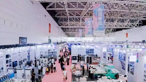  7月26日，第五屆中國（紹興）紡織新材料展在紹興國際會展中心拉開帷幕。500家企業(yè)參展，首日5000多名專業(yè)觀眾入場，展會炙熱的對接氛圍有如7月的氣浪，使行業(yè)快速升溫。海內(nèi)外企業(yè)積極響應(yīng)，原料龍頭企業(yè)高 &ldquo;復(fù)參率&rdquo;，歷經(jīng)五屆的新材料展有何獨(dú)特魅力？ 圖片  圖片  會展品質(zhì)乘勢而上   本屆新材料展獲得UFI國際展覽協(xié)會認(rèn)證，是工信部、商務(wù)部組織的2023年&ldquo;優(yōu)供給促升級&rdquo;系列活動之一，基于往屆資源優(yōu)勢，對展覽規(guī)劃、買家邀約、會務(wù)聯(lián)動等進(jìn)行了全線融合升級，展會品質(zhì)躍升，煥發(fā)新的風(fēng)采。展會由中國長絲織造協(xié)會、紹興市商務(wù)局、中國國際貿(mào)易委員會紹興市委員會、中國國際商會紹興商會、紹興市柯橋區(qū)會展業(yè)發(fā)展中心主辦，浙江三博會展股份有限公司聯(lián)合主辦，紹興市柯橋區(qū)中國輕紡城展會有限公司承辦，紹興市經(jīng)信局、浙江省紡織面料設(shè)計(jì)協(xié)會、七彩云、紹興市紡織行業(yè)協(xié)會協(xié)辦。  圖片  圖片  開幕盛況  國際展商同臺賽寶   本次展會共500家展商參展，設(shè)新材料、新織造、新設(shè)備、新面料四大特色展區(qū)，有超10萬款科技纖維、創(chuàng)新面料、紡機(jī)設(shè)備在展會發(fā)布。魏橋紡織、昆山東利、興發(fā)化纖、吉林化纖、通用新材料、德州恒豐、佳人新材料、浙江興發(fā)、紹興國周、鐠美科等知名紡織龍頭企業(yè)參展。紹興新昌紡機(jī)產(chǎn)業(yè)展團(tuán)、湖州長興織造產(chǎn)業(yè)展團(tuán)、諸暨繡花機(jī)械產(chǎn)業(yè)展團(tuán)、上虞染化料助劑產(chǎn)業(yè)展團(tuán)等區(qū)域展團(tuán)亮相。本屆展會更是引眾多RCEP國家和地區(qū)的展商組團(tuán)奔赴而來，在國際展區(qū)，韓國ditto時(shí)尚聯(lián)盟、緬甸中國商會、莫斯科中小企業(yè)工商會等國際展團(tuán)人氣旺盛。  圖片  企業(yè)展區(qū)  眾多展商聚焦雙碳熱點(diǎn)，圍繞綠色、健康、智造等方向展開產(chǎn)品角逐。魏橋紡織的生物基綠色環(huán)保+抗菌混紡系列、湖州威達(dá)集團(tuán)的綠色環(huán)保色紡紗系列、昆山東利的仿生透氣科技面料系列、吳江蘭天織造的UV對抗仿生科技面料、新型雙層直充防寒面料、機(jī)能無氨彈力面料等展品亮點(diǎn)頻出，展商企業(yè)開啟&ldquo;搶客&rdquo;模式，緊抓展會機(jī)遇尋求下游合作。本屆展會有更大規(guī)模的智能紡機(jī)、織機(jī)設(shè)備企業(yè)參展，進(jìn)一步彰顯國產(chǎn)智能織造的研發(fā)水平，鐠美科、浙江康立自控科技、浙江凱成智能設(shè)備、浙江瑪雅機(jī)電等展位帶來媲美國際水平的最新機(jī)械設(shè)備，令人矚目。  圖片  設(shè)備展區(qū)  探索解決行業(yè)困惑與瓶頸，是新材料展歷經(jīng)多屆與各企業(yè)總結(jié)、達(dá)成的共識，也是其不僅在于產(chǎn)品展貿(mào)，更在于新理念的交匯的價(jià)值內(nèi)涵。  國際視野論外貿(mào)   由中國紡織品進(jìn)出口商會主辦的2023紹興國際（RCEP）紡織服裝產(chǎn)業(yè)論壇系列活動與展會同期同館開幕。論壇以&ldquo;RCEP新機(jī)遇-紡織產(chǎn)業(yè)新格局&rdquo;為主題，就國內(nèi)紡織產(chǎn)業(yè)結(jié)構(gòu)與RCEP國際紡織服裝產(chǎn)業(yè)的發(fā)展趨勢進(jìn)行研討與產(chǎn)業(yè)對接。中國紡織品進(jìn)出口商會副會長王宇、韓國時(shí)尚服裝人工智能研究所院長金蕙京、緬甸中國紡織服裝協(xié)會會長施坤等嘉賓為論壇開幕致辭。  圖片  圖片 論壇開幕式  論壇開幕式后，首場系列活動韓國服飾流行趨勢論壇在展會時(shí)尚活動區(qū)舉辦，多家韓國時(shí)裝品牌聯(lián)合走秀，同時(shí)Dito&ditto，ISAE，F(xiàn)&PLUS等韓國時(shí)尚機(jī)構(gòu)帶來韓國時(shí)尚產(chǎn)業(yè)與數(shù)字技術(shù)的發(fā)展趨勢分享。后續(xù)將陸續(xù)舉辦2023生物基纖維材料產(chǎn)業(yè)技術(shù)論壇、走進(jìn)中國輕紡城市場對接會、亞洲紡織服裝供應(yīng)鏈高增長論壇等系列活動。  圖片  圖片 論壇系列活動&mdash;&mdash;韓國服飾流行趨勢論壇  中國纖維展姿態(tài)   作為歷屆新材料展重要配套論壇，2023中國紹興紡織新材料論壇將于展會第二日舉辦。將聚集昆山東利、浙江中國輕紡城集團(tuán)、浙江佳人新材料、紹興隆泰石墨烯、特思達(dá)（TESTEX）、廣東人仁康、浙江中紡標(biāo)、紹興織蛛物聯(lián)科技等企業(yè)作新產(chǎn)品新項(xiàng)目分享，帶來中國輕紡城紡織新材料采購中心推介，環(huán)保面料、再生聚酯新材料、石墨烯等纖維面料創(chuàng)新產(chǎn)品發(fā)布，OEKO-TEX&reg; STANDARD 100安全標(biāo)準(zhǔn)、健康紡織品標(biāo)準(zhǔn)、5A光子抗菌、坯布在線檢測等檢測后整理技術(shù)分享，諸多亮點(diǎn)值得期待。  圖片  觸摸纖維時(shí)尚,躍升品牌能級,纖維材料的性能之變，已經(jīng)與終端產(chǎn)品在競爭市場的廝殺突圍息息相關(guān)，從面料到服裝、家紡，從國內(nèi)企業(yè)到海外品牌，都不能錯(cuò)過這一場產(chǎn)業(yè)對接的盛會。  跨越山海齊聚首   本屆展會借助今年全線升級之勢，全面擴(kuò)大對面料、服裝業(yè)大規(guī)模大品牌企業(yè)的邀約，并提前進(jìn)行買家需求的預(yù)采集和展商產(chǎn)品的預(yù)對接，顯著提升買家熱情和觀展效率。展會首日，丹東華洋紡織服裝、北京奔流野外運(yùn)動服裝、北京方圣時(shí)尚、華紡股份有限公司等品牌買家應(yīng)邀而來，廣東、湖州、義烏、新疆等十余個(gè)地區(qū)采購團(tuán)紛紛到場，更有韓國、俄羅斯、越南、緬甸等數(shù)百名海外買家跨越山海來相會，如國際知名服裝品牌 J.K. Apparel、DOBB、LUBOO、YL co.,ltd、CHUNSANGDOO INNOCENCE、DAYGREEN INC等。  圖片  采供對接  商貿(mào)對接攬訂單   展會打通產(chǎn)業(yè)鏈，延伸展貿(mào)對接服務(wù)?，F(xiàn)場，快時(shí)尚跨境電商企業(yè)SheIn開啟為期兩天的面料專場、服裝專場閉門采購會，帶來數(shù)百類采購需求。國內(nèi)品牌采購團(tuán)走進(jìn)紡織源產(chǎn)地中國輕紡城市場，展開時(shí)尚買手與優(yōu)質(zhì)原創(chuàng)面料的靈感碰撞。展會第二日，亞洲染料聯(lián)合會、韓國纖維產(chǎn)業(yè)研究院、莫斯科中小企業(yè)商會、越南紡織商會、緬甸中國商會等國際采購團(tuán)也將進(jìn)市場與柯橋面料企業(yè)接洽外貿(mào)訂單。  圖片  圖片 采供對接  2023中國（紹興）紡織新材料展打造了新材料、新技術(shù)的信息高地，以國際展會的標(biāo)準(zhǔn)，向內(nèi)外貿(mào)一體化展會平臺成長蛻變，它是當(dāng)下紡織供應(yīng)鏈趨勢的具象展示，更是一場中國纖維向世界的傾訴表達(dá)。  圖片  圖片 圖片 ?觸摸纖維時(shí)尚、躍升品牌能級，第五屆中國（紹興）紡織新材料展盛大開幕