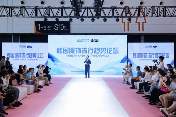  7月26日，第五屆中國（紹興）紡織新材料展在紹興國際會展中心拉開帷幕。500家企業(yè)參展，首日5000多名專業(yè)觀眾入場，展會炙熱的對接氛圍有如7月的氣浪，使行業(yè)快速升溫。海內(nèi)外企業(yè)積極響應(yīng)，原料龍頭企業(yè)高 &ldquo;復(fù)參率&rdquo;，歷經(jīng)五屆的新材料展有何獨(dú)特魅力？ 圖片  圖片  會展品質(zhì)乘勢而上   本屆新材料展獲得UFI國際展覽協(xié)會認(rèn)證，是工信部、商務(wù)部組織的2023年&ldquo;優(yōu)供給促升級&rdquo;系列活動之一，基于往屆資源優(yōu)勢，對展覽規(guī)劃、買家邀約、會務(wù)聯(lián)動等進(jìn)行了全線融合升級，展會品質(zhì)躍升，煥發(fā)新的風(fēng)采。展會由中國長絲織造協(xié)會、紹興市商務(wù)局、中國國際貿(mào)易委員會紹興市委員會、中國國際商會紹興商會、紹興市柯橋區(qū)會展業(yè)發(fā)展中心主辦，浙江三博會展股份有限公司聯(lián)合主辦，紹興市柯橋區(qū)中國輕紡城展會有限公司承辦，紹興市經(jīng)信局、浙江省紡織面料設(shè)計(jì)協(xié)會、七彩云、紹興市紡織行業(yè)協(xié)會協(xié)辦。  圖片  圖片  開幕盛況  國際展商同臺賽寶   本次展會共500家展商參展，設(shè)新材料、新織造、新設(shè)備、新面料四大特色展區(qū)，有超10萬款科技纖維、創(chuàng)新面料、紡機(jī)設(shè)備在展會發(fā)布。魏橋紡織、昆山東利、興發(fā)化纖、吉林化纖、通用新材料、德州恒豐、佳人新材料、浙江興發(fā)、紹興國周、鐠美科等知名紡織龍頭企業(yè)參展。紹興新昌紡機(jī)產(chǎn)業(yè)展團(tuán)、湖州長興織造產(chǎn)業(yè)展團(tuán)、諸暨繡花機(jī)械產(chǎn)業(yè)展團(tuán)、上虞染化料助劑產(chǎn)業(yè)展團(tuán)等區(qū)域展團(tuán)亮相。本屆展會更是引眾多RCEP國家和地區(qū)的展商組團(tuán)奔赴而來，在國際展區(qū)，韓國ditto時(shí)尚聯(lián)盟、緬甸中國商會、莫斯科中小企業(yè)工商會等國際展團(tuán)人氣旺盛。  圖片  企業(yè)展區(qū)  眾多展商聚焦雙碳熱點(diǎn)，圍繞綠色、健康、智造等方向展開產(chǎn)品角逐。魏橋紡織的生物基綠色環(huán)保+抗菌混紡系列、湖州威達(dá)集團(tuán)的綠色環(huán)保色紡紗系列、昆山東利的仿生透氣科技面料系列、吳江蘭天織造的UV對抗仿生科技面料、新型雙層直充防寒面料、機(jī)能無氨彈力面料等展品亮點(diǎn)頻出，展商企業(yè)開啟&ldquo;搶客&rdquo;模式，緊抓展會機(jī)遇尋求下游合作。本屆展會有更大規(guī)模的智能紡機(jī)、織機(jī)設(shè)備企業(yè)參展，進(jìn)一步彰顯國產(chǎn)智能織造的研發(fā)水平，鐠美科、浙江康立自控科技、浙江凱成智能設(shè)備、浙江瑪雅機(jī)電等展位帶來媲美國際水平的最新機(jī)械設(shè)備，令人矚目。  圖片  設(shè)備展區(qū)  探索解決行業(yè)困惑與瓶頸，是新材料展歷經(jīng)多屆與各企業(yè)總結(jié)、達(dá)成的共識，也是其不僅在于產(chǎn)品展貿(mào)，更在于新理念的交匯的價(jià)值內(nèi)涵。  國際視野論外貿(mào)   由中國紡織品進(jìn)出口商會主辦的2023紹興國際（RCEP）紡織服裝產(chǎn)業(yè)論壇系列活動與展會同期同館開幕。論壇以&ldquo;RCEP新機(jī)遇-紡織產(chǎn)業(yè)新格局&rdquo;為主題，就國內(nèi)紡織產(chǎn)業(yè)結(jié)構(gòu)與RCEP國際紡織服裝產(chǎn)業(yè)的發(fā)展趨勢進(jìn)行研討與產(chǎn)業(yè)對接。中國紡織品進(jìn)出口商會副會長王宇、韓國時(shí)尚服裝人工智能研究所院長金蕙京、緬甸中國紡織服裝協(xié)會會長施坤等嘉賓為論壇開幕致辭。  圖片  圖片 論壇開幕式  論壇開幕式后，首場系列活動韓國服飾流行趨勢論壇在展會時(shí)尚活動區(qū)舉辦，多家韓國時(shí)裝品牌聯(lián)合走秀，同時(shí)Dito&ditto，ISAE，F(xiàn)&PLUS等韓國時(shí)尚機(jī)構(gòu)帶來韓國時(shí)尚產(chǎn)業(yè)與數(shù)字技術(shù)的發(fā)展趨勢分享。后續(xù)將陸續(xù)舉辦2023生物基纖維材料產(chǎn)業(yè)技術(shù)論壇、走進(jìn)中國輕紡城市場對接會、亞洲紡織服裝供應(yīng)鏈高增長論壇等系列活動。  圖片  圖片 論壇系列活動&mdash;&mdash;韓國服飾流行趨勢論壇  中國纖維展姿態(tài)   作為歷屆新材料展重要配套論壇，2023中國紹興紡織新材料論壇將于展會第二日舉辦。將聚集昆山東利、浙江中國輕紡城集團(tuán)、浙江佳人新材料、紹興隆泰石墨烯、特思達(dá)（TESTEX）、廣東人仁康、浙江中紡標(biāo)、紹興織蛛物聯(lián)科技等企業(yè)作新產(chǎn)品新項(xiàng)目分享，帶來中國輕紡城紡織新材料采購中心推介，環(huán)保面料、再生聚酯新材料、石墨烯等纖維面料創(chuàng)新產(chǎn)品發(fā)布，OEKO-TEX&reg; STANDARD 100安全標(biāo)準(zhǔn)、健康紡織品標(biāo)準(zhǔn)、5A光子抗菌、坯布在線檢測等檢測后整理技術(shù)分享，諸多亮點(diǎn)值得期待。  圖片  觸摸纖維時(shí)尚,躍升品牌能級,纖維材料的性能之變，已經(jīng)與終端產(chǎn)品在競爭市場的廝殺突圍息息相關(guān)，從面料到服裝、家紡，從國內(nèi)企業(yè)到海外品牌，都不能錯(cuò)過這一場產(chǎn)業(yè)對接的盛會。  跨越山海齊聚首   本屆展會借助今年全線升級之勢，全面擴(kuò)大對面料、服裝業(yè)大規(guī)模大品牌企業(yè)的邀約，并提前進(jìn)行買家需求的預(yù)采集和展商產(chǎn)品的預(yù)對接，顯著提升買家熱情和觀展效率。展會首日，丹東華洋紡織服裝、北京奔流野外運(yùn)動服裝、北京方圣時(shí)尚、華紡股份有限公司等品牌買家應(yīng)邀而來，廣東、湖州、義烏、新疆等十余個(gè)地區(qū)采購團(tuán)紛紛到場，更有韓國、俄羅斯、越南、緬甸等數(shù)百名海外買家跨越山海來相會，如國際知名服裝品牌 J.K. Apparel、DOBB、LUBOO、YL co.,ltd、CHUNSANGDOO INNOCENCE、DAYGREEN INC等。  圖片  采供對接  商貿(mào)對接攬訂單   展會打通產(chǎn)業(yè)鏈，延伸展貿(mào)對接服務(wù)。現(xiàn)場，快時(shí)尚跨境電商企業(yè)SheIn開啟為期兩天的面料專場、服裝專場閉門采購會，帶來數(shù)百類采購需求。國內(nèi)品牌采購團(tuán)走進(jìn)紡織源產(chǎn)地中國輕紡城市場，展開時(shí)尚買手與優(yōu)質(zhì)原創(chuàng)面料的靈感碰撞。展會第二日，亞洲染料聯(lián)合會、韓國纖維產(chǎn)業(yè)研究院、莫斯科中小企業(yè)商會、越南紡織商會、緬甸中國商會等國際采購團(tuán)也將進(jìn)市場與柯橋面料企業(yè)接洽外貿(mào)訂單。  圖片  圖片 采供對接  2023中國（紹興）紡織新材料展打造了新材料、新技術(shù)的信息高地，以國際展會的標(biāo)準(zhǔn)，向內(nèi)外貿(mào)一體化展會平臺成長蛻變，它是當(dāng)下紡織供應(yīng)鏈趨勢的具象展示，更是一場中國纖維向世界的傾訴表達(dá)。  圖片  圖片 圖片 ?觸摸纖維時(shí)尚、躍升品牌能級，第五屆中國（紹興）紡織新材料展盛大開幕