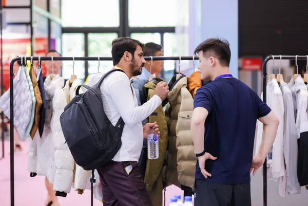  7月26日，第五屆中國（紹興）紡織新材料展在紹興國際會展中心拉開帷幕。500家企業(yè)參展，首日5000多名專業(yè)觀眾入場，展會炙熱的對接氛圍有如7月的氣浪，使行業(yè)快速升溫。海內(nèi)外企業(yè)積極響應(yīng)，原料龍頭企業(yè)高 &ldquo;復(fù)參率&rdquo;，歷經(jīng)五屆的新材料展有何獨(dú)特魅力？ 圖片  圖片  會展品質(zhì)乘勢而上   本屆新材料展獲得UFI國際展覽協(xié)會認(rèn)證，是工信部、商務(wù)部組織的2023年&ldquo;優(yōu)供給促升級&rdquo;系列活動之一，基于往屆資源優(yōu)勢，對展覽規(guī)劃、買家邀約、會務(wù)聯(lián)動等進(jìn)行了全線融合升級，展會品質(zhì)躍升，煥發(fā)新的風(fēng)采。展會由中國長絲織造協(xié)會、紹興市商務(wù)局、中國國際貿(mào)易委員會紹興市委員會、中國國際商會紹興商會、紹興市柯橋區(qū)會展業(yè)發(fā)展中心主辦，浙江三博會展股份有限公司聯(lián)合主辦，紹興市柯橋區(qū)中國輕紡城展會有限公司承辦，紹興市經(jīng)信局、浙江省紡織面料設(shè)計(jì)協(xié)會、七彩云、紹興市紡織行業(yè)協(xié)會協(xié)辦。  圖片  圖片  開幕盛況  國際展商同臺賽寶   本次展會共500家展商參展，設(shè)新材料、新織造、新設(shè)備、新面料四大特色展區(qū)，有超10萬款科技纖維、創(chuàng)新面料、紡機(jī)設(shè)備在展會發(fā)布。魏橋紡織、昆山東利、興發(fā)化纖、吉林化纖、通用新材料、德州恒豐、佳人新材料、浙江興發(fā)、紹興國周、鐠美科等知名紡織龍頭企業(yè)參展。紹興新昌紡機(jī)產(chǎn)業(yè)展團(tuán)、湖州長興織造產(chǎn)業(yè)展團(tuán)、諸暨繡花機(jī)械產(chǎn)業(yè)展團(tuán)、上虞染化料助劑產(chǎn)業(yè)展團(tuán)等區(qū)域展團(tuán)亮相。本屆展會更是引眾多RCEP國家和地區(qū)的展商組團(tuán)奔赴而來，在國際展區(qū)，韓國ditto時(shí)尚聯(lián)盟、緬甸中國商會、莫斯科中小企業(yè)工商會等國際展團(tuán)人氣旺盛。  圖片  企業(yè)展區(qū)  眾多展商聚焦雙碳熱點(diǎn)，圍繞綠色、健康、智造等方向展開產(chǎn)品角逐。魏橋紡織的生物基綠色環(huán)保+抗菌混紡系列、湖州威達(dá)集團(tuán)的綠色環(huán)保色紡紗系列、昆山東利的仿生透氣科技面料系列、吳江蘭天織造的UV對抗仿生科技面料、新型雙層直充防寒面料、機(jī)能無氨彈力面料等展品亮點(diǎn)頻出，展商企業(yè)開啟&ldquo;搶客&rdquo;模式，緊抓展會機(jī)遇尋求下游合作。本屆展會有更大規(guī)模的智能紡機(jī)、織機(jī)設(shè)備企業(yè)參展，進(jìn)一步彰顯國產(chǎn)智能織造的研發(fā)水平，鐠美科、浙江康立自控科技、浙江凱成智能設(shè)備、浙江瑪雅機(jī)電等展位帶來媲美國際水平的最新機(jī)械設(shè)備，令人矚目。  圖片  設(shè)備展區(qū)  探索解決行業(yè)困惑與瓶頸，是新材料展歷經(jīng)多屆與各企業(yè)總結(jié)、達(dá)成的共識，也是其不僅在于產(chǎn)品展貿(mào)，更在于新理念的交匯的價(jià)值內(nèi)涵。  國際視野論外貿(mào)   由中國紡織品進(jìn)出口商會主辦的2023紹興國際（RCEP）紡織服裝產(chǎn)業(yè)論壇系列活動與展會同期同館開幕。論壇以&ldquo;RCEP新機(jī)遇-紡織產(chǎn)業(yè)新格局&rdquo;為主題，就國內(nèi)紡織產(chǎn)業(yè)結(jié)構(gòu)與RCEP國際紡織服裝產(chǎn)業(yè)的發(fā)展趨勢進(jìn)行研討與產(chǎn)業(yè)對接。中國紡織品進(jìn)出口商會副會長王宇、韓國時(shí)尚服裝人工智能研究所院長金蕙京、緬甸中國紡織服裝協(xié)會會長施坤等嘉賓為論壇開幕致辭。  圖片  圖片 論壇開幕式  論壇開幕式后，首場系列活動韓國服飾流行趨勢論壇在展會時(shí)尚活動區(qū)舉辦，多家韓國時(shí)裝品牌聯(lián)合走秀，同時(shí)Dito&ditto，ISAE，F(xiàn)&PLUS等韓國時(shí)尚機(jī)構(gòu)帶來韓國時(shí)尚產(chǎn)業(yè)與數(shù)字技術(shù)的發(fā)展趨勢分享。后續(xù)將陸續(xù)舉辦2023生物基纖維材料產(chǎn)業(yè)技術(shù)論壇、走進(jìn)中國輕紡城市場對接會、亞洲紡織服裝供應(yīng)鏈高增長論壇等系列活動。  圖片  圖片 論壇系列活動&mdash;&mdash;韓國服飾流行趨勢論壇  中國纖維展姿態(tài)   作為歷屆新材料展重要配套論壇，2023中國紹興紡織新材料論壇將于展會第二日舉辦。將聚集昆山東利、浙江中國輕紡城集團(tuán)、浙江佳人新材料、紹興隆泰石墨烯、特思達(dá)（TESTEX）、廣東人仁康、浙江中紡標(biāo)、紹興織蛛物聯(lián)科技等企業(yè)作新產(chǎn)品新項(xiàng)目分享，帶來中國輕紡城紡織新材料采購中心推介，環(huán)保面料、再生聚酯新材料、石墨烯等纖維面料創(chuàng)新產(chǎn)品發(fā)布，OEKO-TEX&reg; STANDARD 100安全標(biāo)準(zhǔn)、健康紡織品標(biāo)準(zhǔn)、5A光子抗菌、坯布在線檢測等檢測后整理技術(shù)分享，諸多亮點(diǎn)值得期待。  圖片  觸摸纖維時(shí)尚,躍升品牌能級,纖維材料的性能之變，已經(jīng)與終端產(chǎn)品在競爭市場的廝殺突圍息息相關(guān)，從面料到服裝、家紡，從國內(nèi)企業(yè)到海外品牌，都不能錯(cuò)過這一場產(chǎn)業(yè)對接的盛會。  跨越山海齊聚首   本屆展會借助今年全線升級之勢，全面擴(kuò)大對面料、服裝業(yè)大規(guī)模大品牌企業(yè)的邀約，并提前進(jìn)行買家需求的預(yù)采集和展商產(chǎn)品的預(yù)對接，顯著提升買家熱情和觀展效率。展會首日，丹東華洋紡織服裝、北京奔流野外運(yùn)動服裝、北京方圣時(shí)尚、華紡股份有限公司等品牌買家應(yīng)邀而來，廣東、湖州、義烏、新疆等十余個(gè)地區(qū)采購團(tuán)紛紛到場，更有韓國、俄羅斯、越南、緬甸等數(shù)百名海外買家跨越山海來相會，如國際知名服裝品牌 J.K. Apparel、DOBB、LUBOO、YL co.,ltd、CHUNSANGDOO INNOCENCE、DAYGREEN INC等。  圖片  采供對接  商貿(mào)對接攬訂單   展會打通產(chǎn)業(yè)鏈，延伸展貿(mào)對接服務(wù)?，F(xiàn)場，快時(shí)尚跨境電商企業(yè)SheIn開啟為期兩天的面料專場、服裝專場閉門采購會，帶來數(shù)百類采購需求。國內(nèi)品牌采購團(tuán)走進(jìn)紡織源產(chǎn)地中國輕紡城市場，展開時(shí)尚買手與優(yōu)質(zhì)原創(chuàng)面料的靈感碰撞。展會第二日，亞洲染料聯(lián)合會、韓國纖維產(chǎn)業(yè)研究院、莫斯科中小企業(yè)商會、越南紡織商會、緬甸中國商會等國際采購團(tuán)也將進(jìn)市場與柯橋面料企業(yè)接洽外貿(mào)訂單。  圖片  圖片 采供對接  2023中國（紹興）紡織新材料展打造了新材料、新技術(shù)的信息高地，以國際展會的標(biāo)準(zhǔn)，向內(nèi)外貿(mào)一體化展會平臺成長蛻變，它是當(dāng)下紡織供應(yīng)鏈趨勢的具象展示，更是一場中國纖維向世界的傾訴表達(dá)。  圖片  圖片 圖片 ?觸摸纖維時(shí)尚、躍升品牌能級，第五屆中國（紹興）紡織新材料展盛大開幕