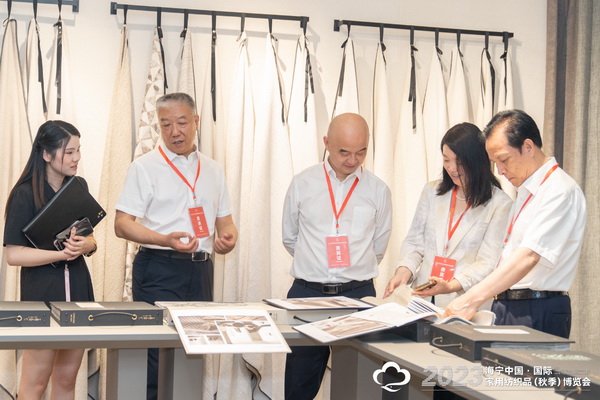 &ldquo;智造讓家更美好&rdquo;--2023海寧中國(guó)&middot;國(guó)際家用紡織品（秋季）博覽會(huì)在浙江海寧許村鎮(zhèn)&middot;海寧中國(guó)家紡城盛大開(kāi)幕。