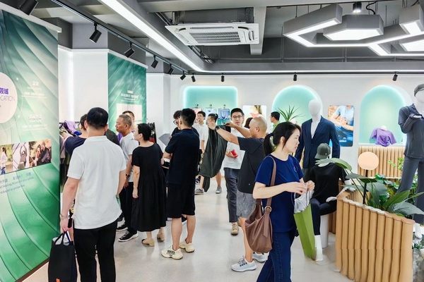 石墨烯紡織產(chǎn)業(yè)論壇暨&ldquo;烯創(chuàng)未來&rdquo;中國（寧波）創(chuàng)業(yè)創(chuàng)新大賽方案發(fā)布、寧波尚烯科技有限公司開業(yè)慶典系列活動(dòng)在寧波市鎮(zhèn)海區(qū)九龍湖鎮(zhèn)國家石墨烯創(chuàng)新中心圓滿舉行。