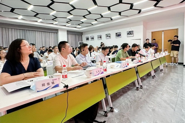 石墨烯紡織產(chǎn)業(yè)論壇暨&ldquo;烯創(chuàng)未來&rdquo;中國（寧波）創(chuàng)業(yè)創(chuàng)新大賽方案發(fā)布、寧波尚烯科技有限公司開業(yè)慶典系列活動(dòng)在寧波市鎮(zhèn)海區(qū)九龍湖鎮(zhèn)國家石墨烯創(chuàng)新中心圓滿舉行。