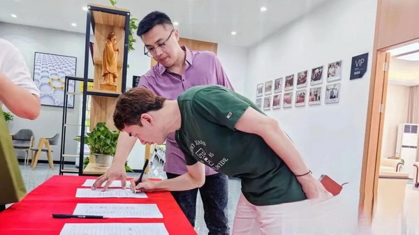 石墨烯紡織產(chǎn)業(yè)論壇暨&ldquo;烯創(chuàng)未來&rdquo;中國（寧波）創(chuàng)業(yè)創(chuàng)新大賽方案發(fā)布、寧波尚烯科技有限公司開業(yè)慶典系列活動(dòng)在寧波市鎮(zhèn)海區(qū)九龍湖鎮(zhèn)國家石墨烯創(chuàng)新中心圓滿舉行。