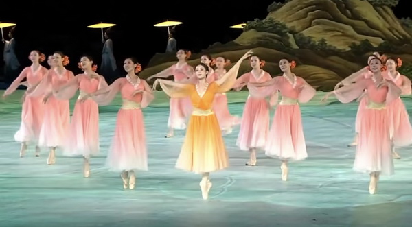 揭秘，亞運(yùn)會(huì)開幕式服裝出處在這，楚艷水墨入詩畫