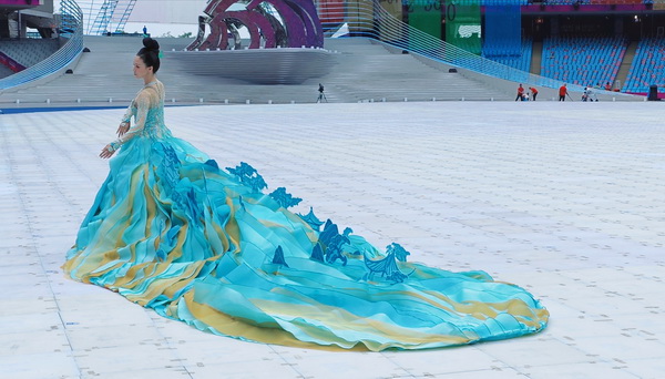 用&ldquo;中國色&rdquo;演繹中國風(fēng)雅---第19屆亞運(yùn)會(huì)開幕式服裝設(shè)計(jì)師楚艷特寫