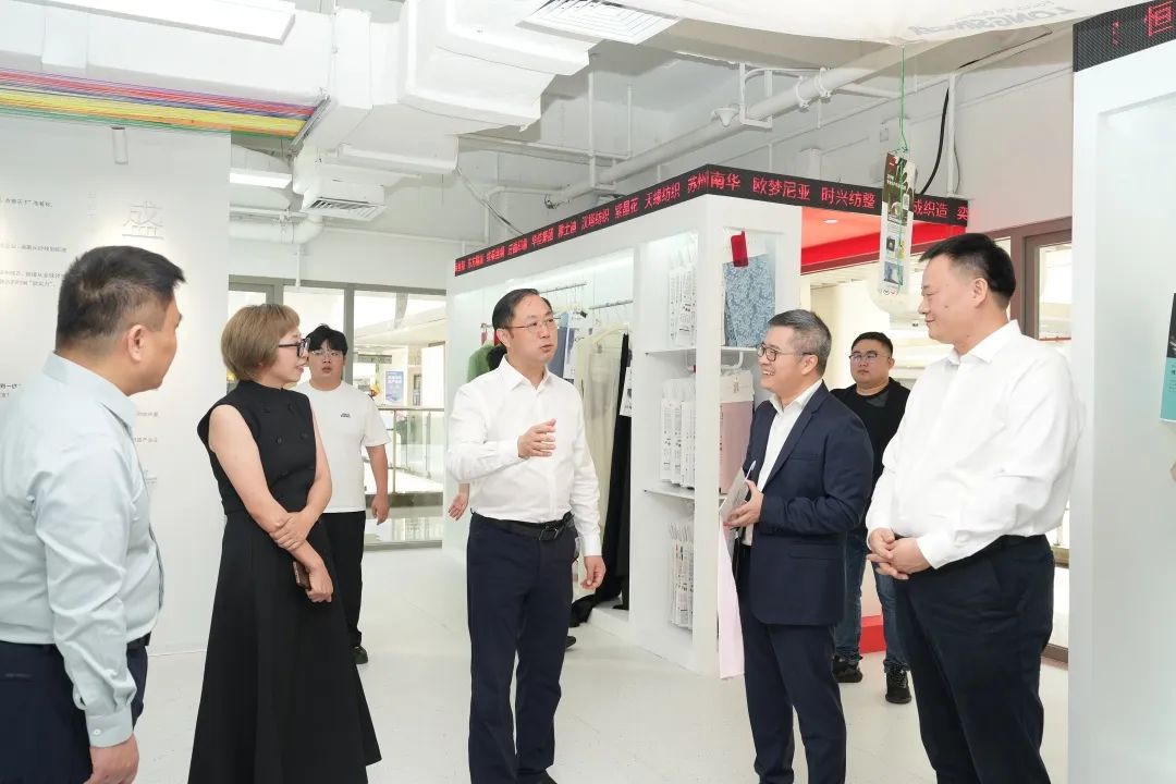 金頂獎(jiǎng)設(shè)計(jì)師張繼成入駐簽約暨盛澤織造區(qū)域品牌館盛大開館