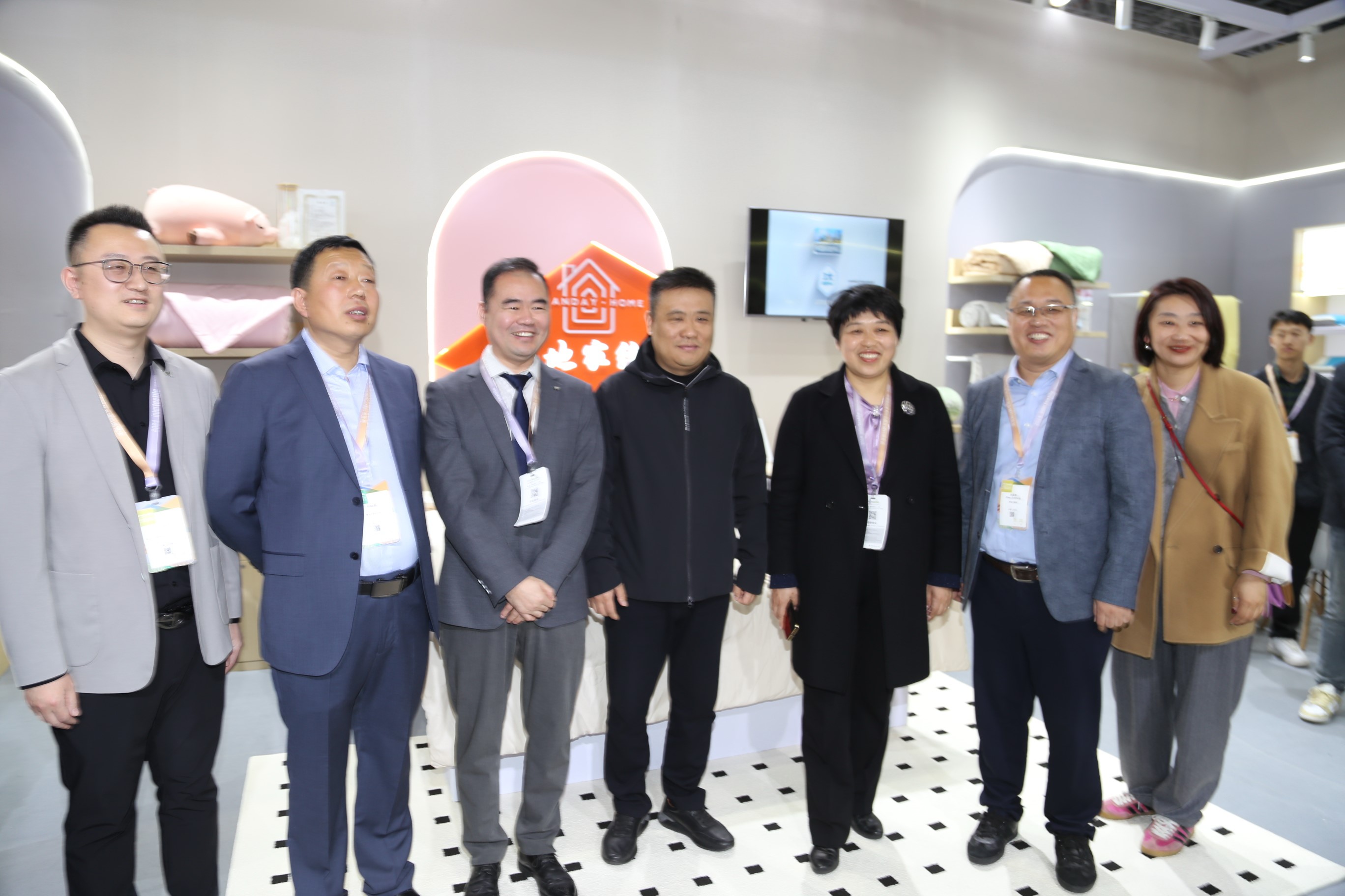  青島組團(tuán)參加intertextile家紡展，副市長(zhǎng)趙燕一行蒞臨考察