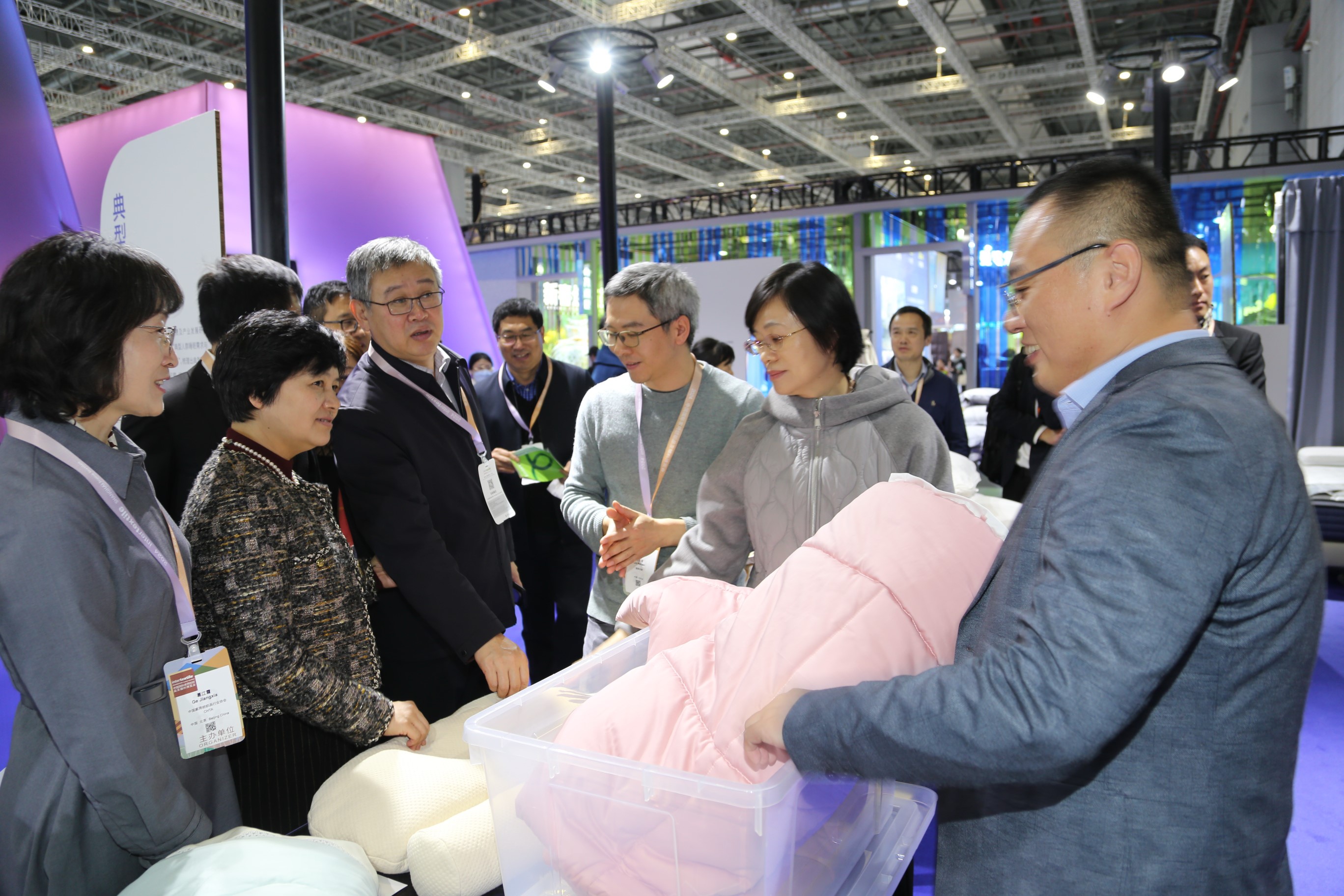 青島組團(tuán)參加intertextile家紡展，副市長(zhǎng)趙燕一行蒞臨考察