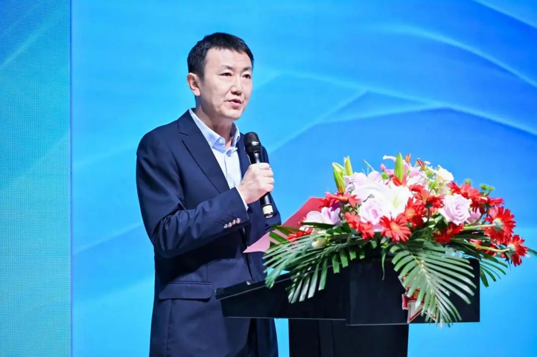 好面料在柯橋聚集2024中國面料之星啟動儀式暨知名服飾品牌趨勢交流分享會在紹興國際會展中心成功舉辦。