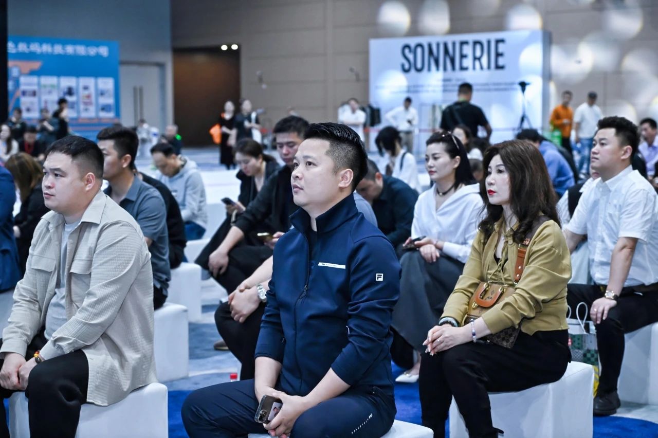 好面料在柯橋聚集2024中國面料之星啟動儀式暨知名服飾品牌趨勢交流分享會在紹興國際會展中心成功舉辦。