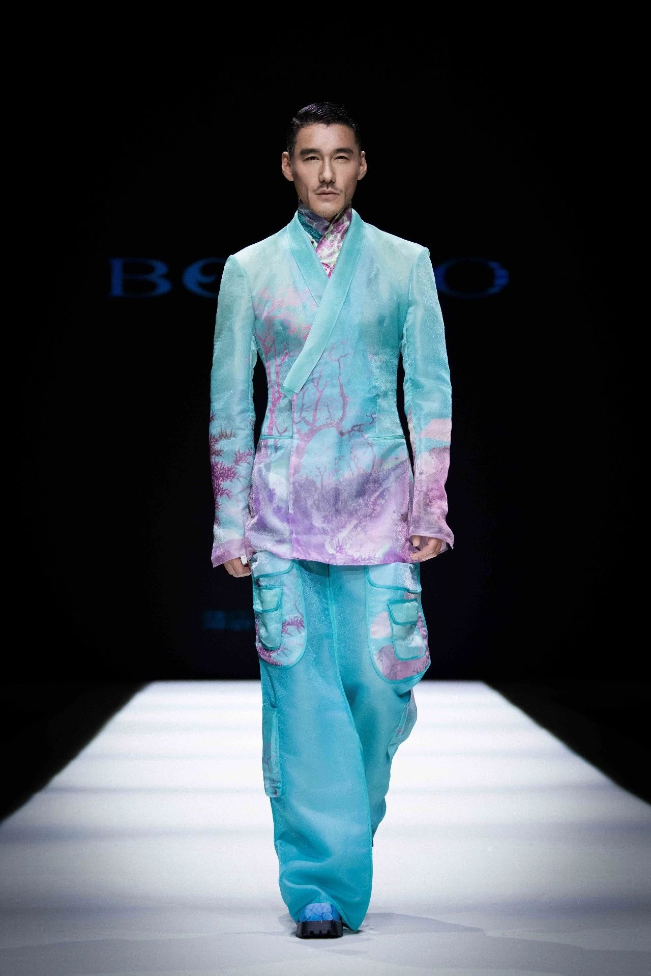 東方美學(xué)潤T臺，國風(fēng)時(shí)尚卷津城&mdash;&mdash;中國首席超模胡兵驚艷亮相抵羊&middot;2024天津時(shí)裝周