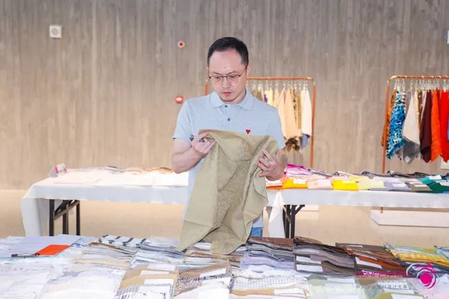 中國(guó)流行面料如何煥新當(dāng)代設(shè)計(jì)？聯(lián)動(dòng)雅瑩集團(tuán)，這場(chǎng)評(píng)審會(huì)為好創(chuàng)意持續(xù)加碼