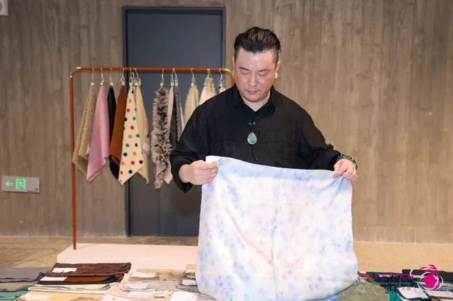 中國(guó)流行面料如何煥新當(dāng)代設(shè)計(jì)？聯(lián)動(dòng)雅瑩集團(tuán)，這場(chǎng)評(píng)審會(huì)為好創(chuàng)意持續(xù)加碼