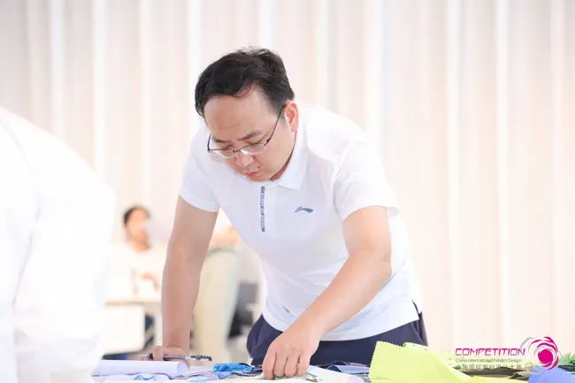 中國(guó)流行面料如何煥新當(dāng)代設(shè)計(jì)？聯(lián)動(dòng)雅瑩集團(tuán)，這場(chǎng)評(píng)審會(huì)為好創(chuàng)意持續(xù)加碼