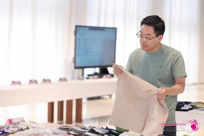 中國(guó)流行面料如何煥新當(dāng)代設(shè)計(jì)？聯(lián)動(dòng)雅瑩集團(tuán)，這場(chǎng)評(píng)審會(huì)為好創(chuàng)意持續(xù)加碼