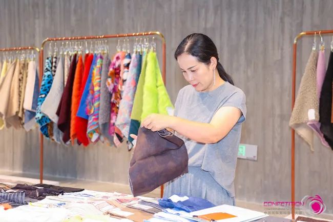 中國(guó)流行面料如何煥新當(dāng)代設(shè)計(jì)？聯(lián)動(dòng)雅瑩集團(tuán)，這場(chǎng)評(píng)審會(huì)為好創(chuàng)意持續(xù)加碼