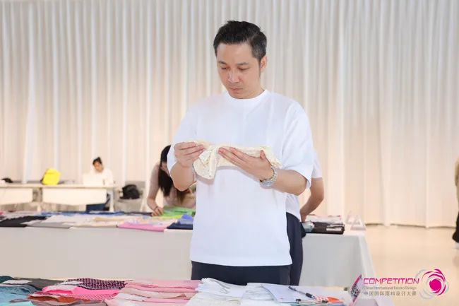 中國(guó)流行面料如何煥新當(dāng)代設(shè)計(jì)？聯(lián)動(dòng)雅瑩集團(tuán)，這場(chǎng)評(píng)審會(huì)為好創(chuàng)意持續(xù)加碼