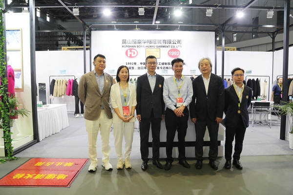 輕奢時尚 舒適休閑-- 昭奈華裕首推戶外運動型雙面手工大衣系列,拓寬內(nèi)銷渠道