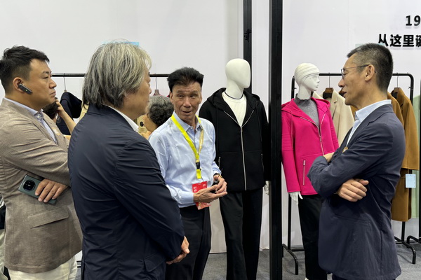 輕奢時尚 舒適休閑-- 昭奈華裕首推戶外運動型雙面手工大衣系列,拓寬內(nèi)銷渠道