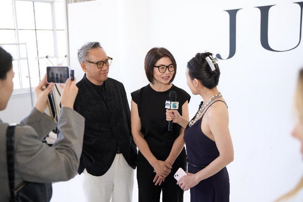 玖姿JUZUI創(chuàng)意總監(jiān)王陶2025春夏紐約時(shí)裝周&ldquo;盛開&rdquo;花樣新中式