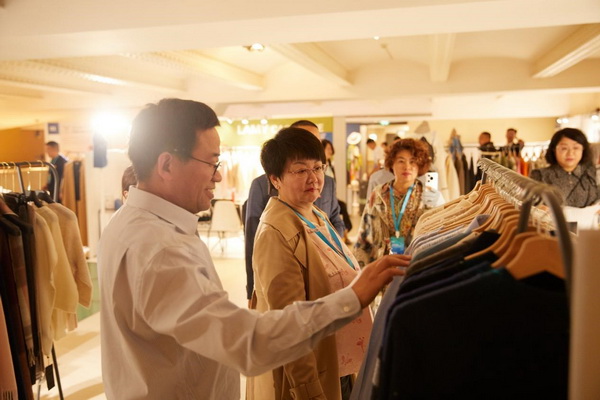 乘風(fēng)馭海，踏浪而升，鄂爾多斯市羊絨時尚日強(qiáng)勢登陸巴黎時裝周