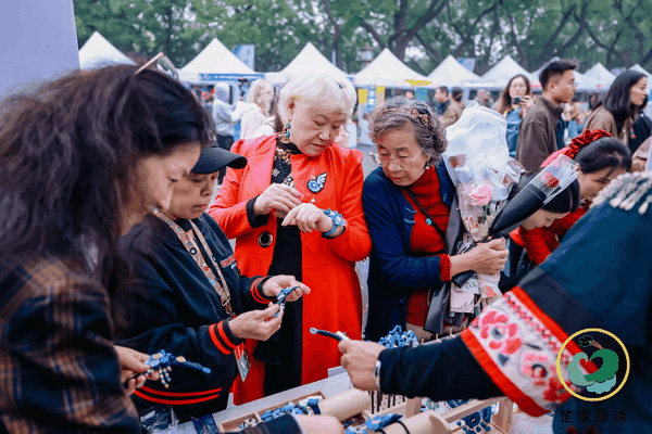 &ldquo;有一種叫云南的生活&middot;非遺彝繡秀北京&rdquo;活動(dòng),在北京鐘鼓樓舉行