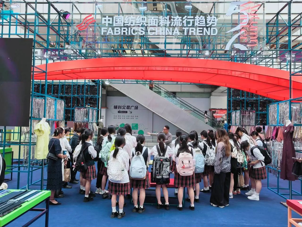 釋放靈感，引領潮流！2025/26秋冬中國紡織面輔料流行趨勢在廣州國際輕紡城精彩發(fā)布！