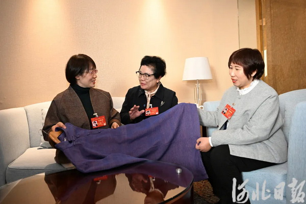 創(chuàng)新不停步  非遺潮起來！原村土布引河北省人大代表&ldquo;圍觀&rdquo;