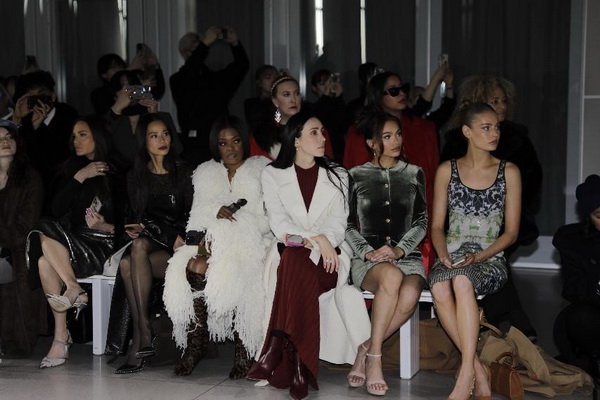 玖姿JUZUI品牌在2025秋冬紐約時裝周發(fā)布的新聞上了美國《華爾街日報》的頭條！