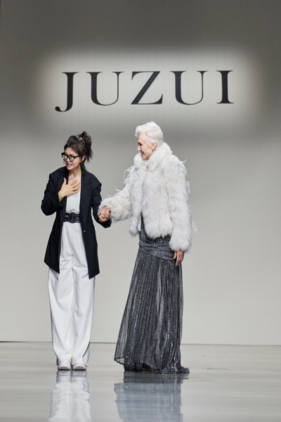 &ldquo;Tao式東方美&rdquo;--玖姿JUZUI創(chuàng)意總監(jiān)王陶Taoray Wang25秋冬絢爛創(chuàng)意掀起紐約時裝周&ldquo;新中式浪潮&rdquo;