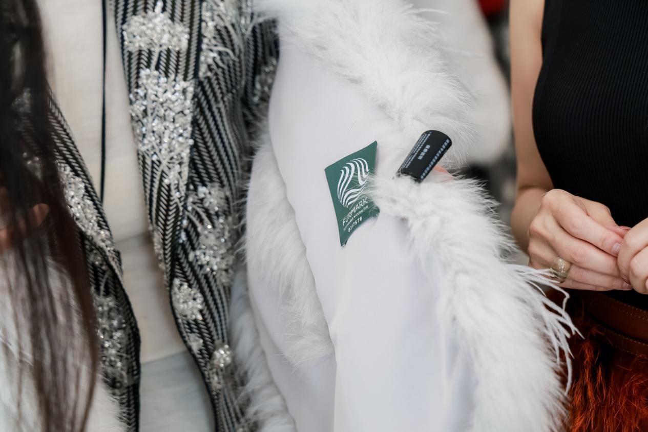  攜手玖姿JUZUI創(chuàng)意總監(jiān)王陶Taoray Wang 老錢(qián)皮草紐約時(shí)裝周成新貴