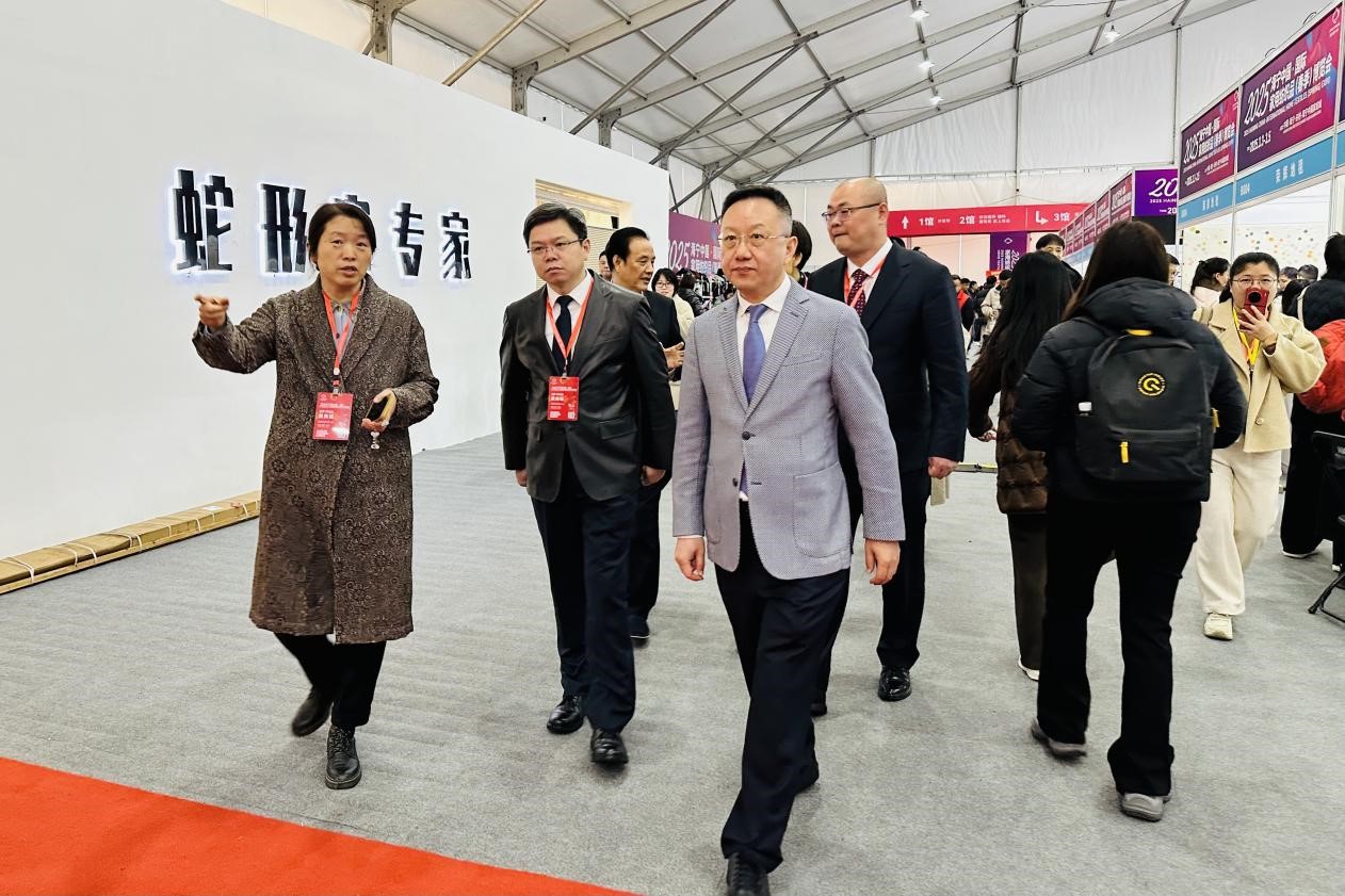 智造織就未來，錦韻潮動全球！2025海寧春季家博會今日啟幕
