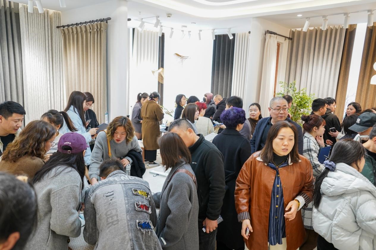 智造織就未來，錦韻潮動全球！2025海寧春季家博會今日啟幕