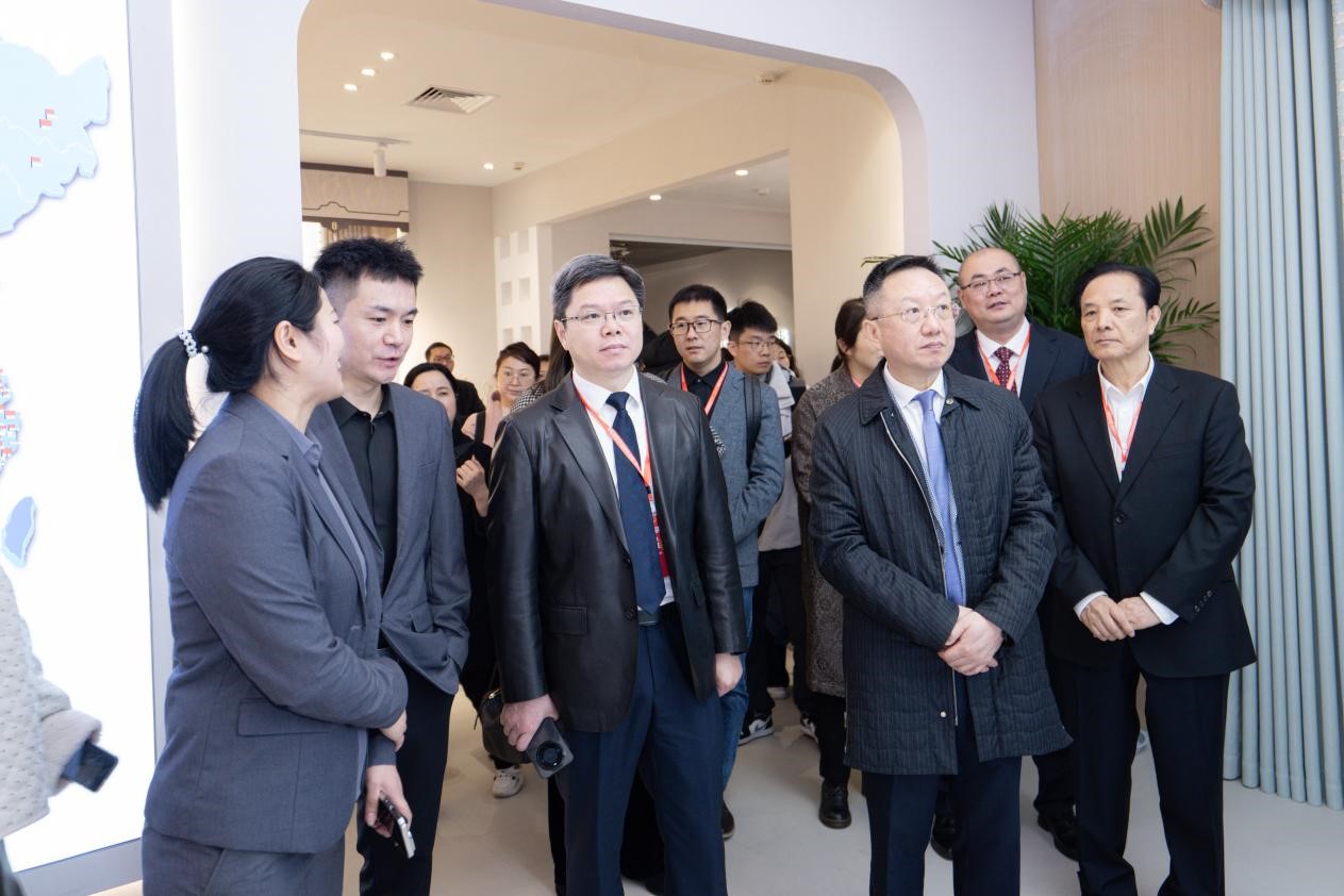 智造織就未來，錦韻潮動全球！2025海寧春季家博會今日啟幕