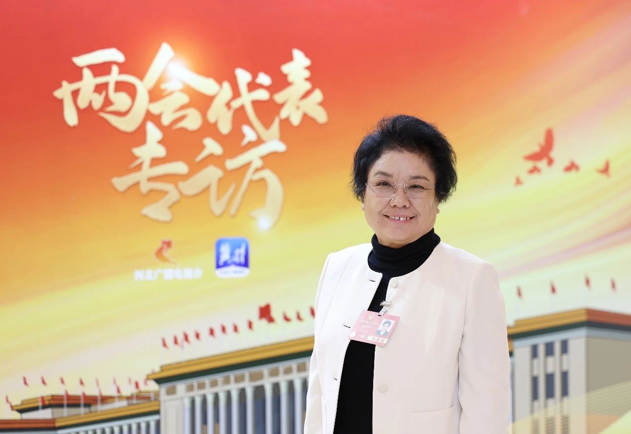 3月3日上午，出席十四屆全國人大三次會議的駐冀全國人大代表和出席全國政協(xié)十四屆三次會議的住冀全國政協(xié)委員從石家莊啟程赴京。石家莊&ldquo;紡織人&rdquo;贊皇縣原村土布專業(yè)合作社理事長崔雪琴和石家莊常山恒新紡織有限公司恒盛分公司織造車間教檢工馮麗朝隨河北代表團(tuán)一同赴京報到。3月4日，崔雪琴、馮麗朝兩位石家莊&ldquo;紡織人&rdquo;同來自全國各地的全國人大代表一道步入了北京人民大會堂，共同參加十四屆全國人大三次會議預(yù)備會議。會前崔雪琴、馮麗朝在人民大會堂外合影，留下了珍貴的紀(jì)念。會前，崔雪琴、馮麗朝結(jié)合各自工作實際和熟悉領(lǐng)域，深入基層開展調(diào)查研究，精心準(zhǔn)備議案建議。赴京參會途中，她倆圍繞京津冀協(xié)同發(fā)展、民營經(jīng)濟(jì)、新質(zhì)生產(chǎn)力、鄉(xiāng)村振興等普遍關(guān)注的問題與同行的代表委員展開熱烈討論。到達(dá)駐地，她倆立即投入會前緊張的準(zhǔn)備工作，繼續(xù)修改認(rèn)真準(zhǔn)備好的建議。崔雪琴崔雪琴帶來了《關(guān)于倡導(dǎo)國人穿國風(fēng)服飾 弘揚(yáng)國風(fēng)服飾文化 推動民族服裝產(chǎn)業(yè)振興的建議》。馮麗朝馮麗朝帶來了《關(guān)于進(jìn)一步加強(qiáng)發(fā)揮勞模工匠引領(lǐng)作用的建議》。全國人大代表崔雪琴、馮麗朝這兩位石家莊優(yōu)秀紡織人，共赴春天之約，共盡代表職責(zé)。