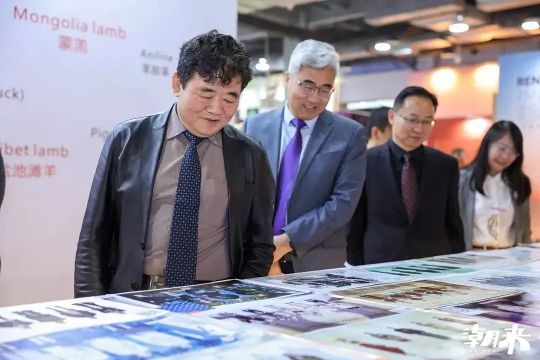 以第二十八屆（2025）&ldquo;真皮標(biāo)志杯&rdquo;設(shè)計(jì)大賽初賽、潮來&middot;必訂&mdash;&mdash;設(shè)計(jì)版權(quán)交易會(huì)、2025海寧優(yōu)材&middot;新質(zhì)聯(lián)盟聯(lián)合展、潮來課堂分享沙龍等系列活動(dòng)為支點(diǎn)，&ldquo;海寧時(shí)間&rdquo;再一次撬動(dòng)千億時(shí)尚產(chǎn)業(yè)的澎湃動(dòng)能。