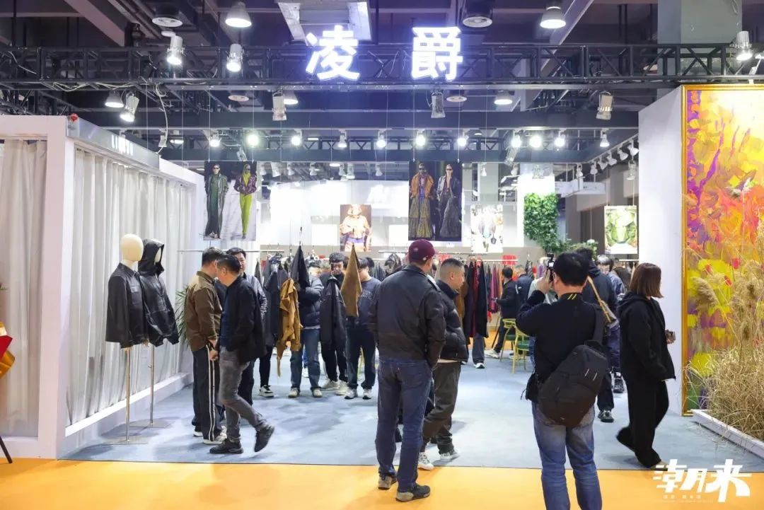 以第二十八屆（2025）&ldquo;真皮標(biāo)志杯&rdquo;設(shè)計(jì)大賽初賽、潮來&middot;必訂&mdash;&mdash;設(shè)計(jì)版權(quán)交易會(huì)、2025海寧優(yōu)材&middot;新質(zhì)聯(lián)盟聯(lián)合展、潮來課堂分享沙龍等系列活動(dòng)為支點(diǎn)，&ldquo;海寧時(shí)間&rdquo;再一次撬動(dòng)千億時(shí)尚產(chǎn)業(yè)的澎湃動(dòng)能。