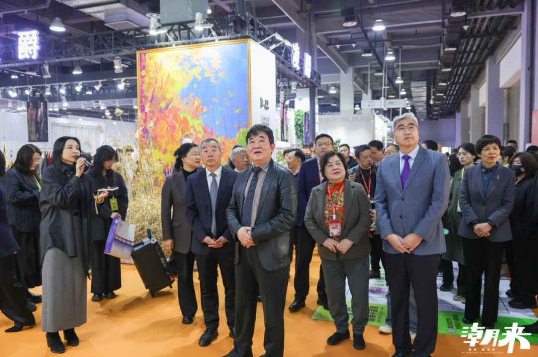 以第二十八屆（2025）&ldquo;真皮標(biāo)志杯&rdquo;設(shè)計(jì)大賽初賽、潮來&middot;必訂&mdash;&mdash;設(shè)計(jì)版權(quán)交易會(huì)、2025海寧優(yōu)材&middot;新質(zhì)聯(lián)盟聯(lián)合展、潮來課堂分享沙龍等系列活動(dòng)為支點(diǎn)，&ldquo;海寧時(shí)間&rdquo;再一次撬動(dòng)千億時(shí)尚產(chǎn)業(yè)的澎湃動(dòng)能。