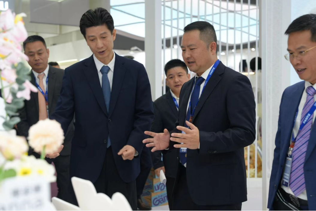 向上生長(zhǎng)對(duì)抗行業(yè)內(nèi)卷！櫻姿娜于潮汕服博會(huì)發(fā)布第三代鉑金蠶絲褲