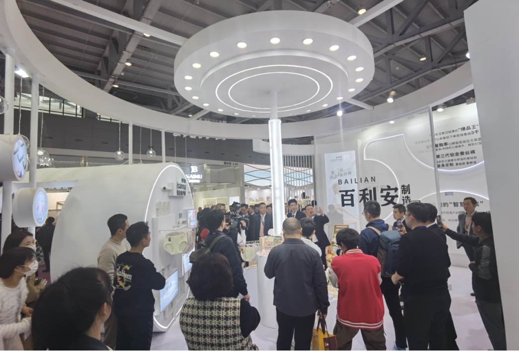 向上生長(zhǎng)對(duì)抗行業(yè)內(nèi)卷！櫻姿娜于潮汕服博會(huì)發(fā)布第三代鉑金蠶絲褲